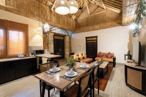 Escritorio, wifi gratis y ropa de cama