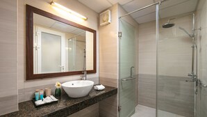 シャワー、水圧マッサージシャワー、デザイナーバスアメニティ、ヘアドライヤー