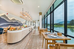 Desayuno buffet diario (THB 250 por persona)