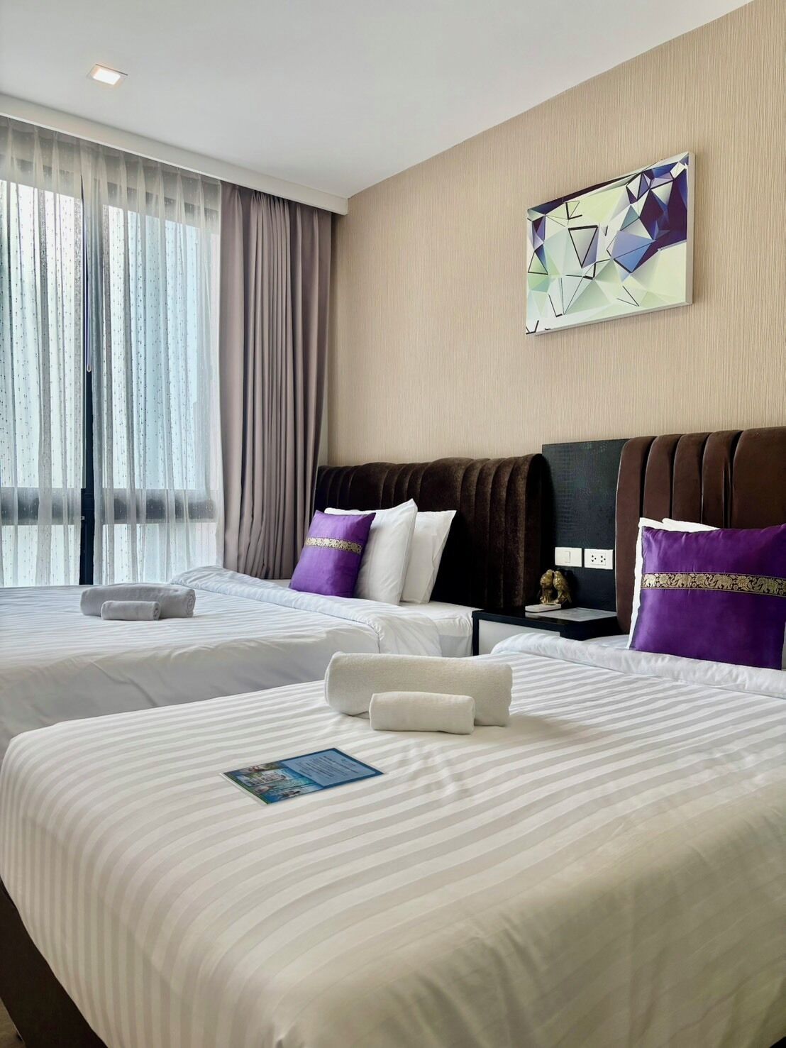 Rom, flere senger, bassengutsikt (Triple) | Minibarvarer (inkludert), safe på rommet og individuelt innredet