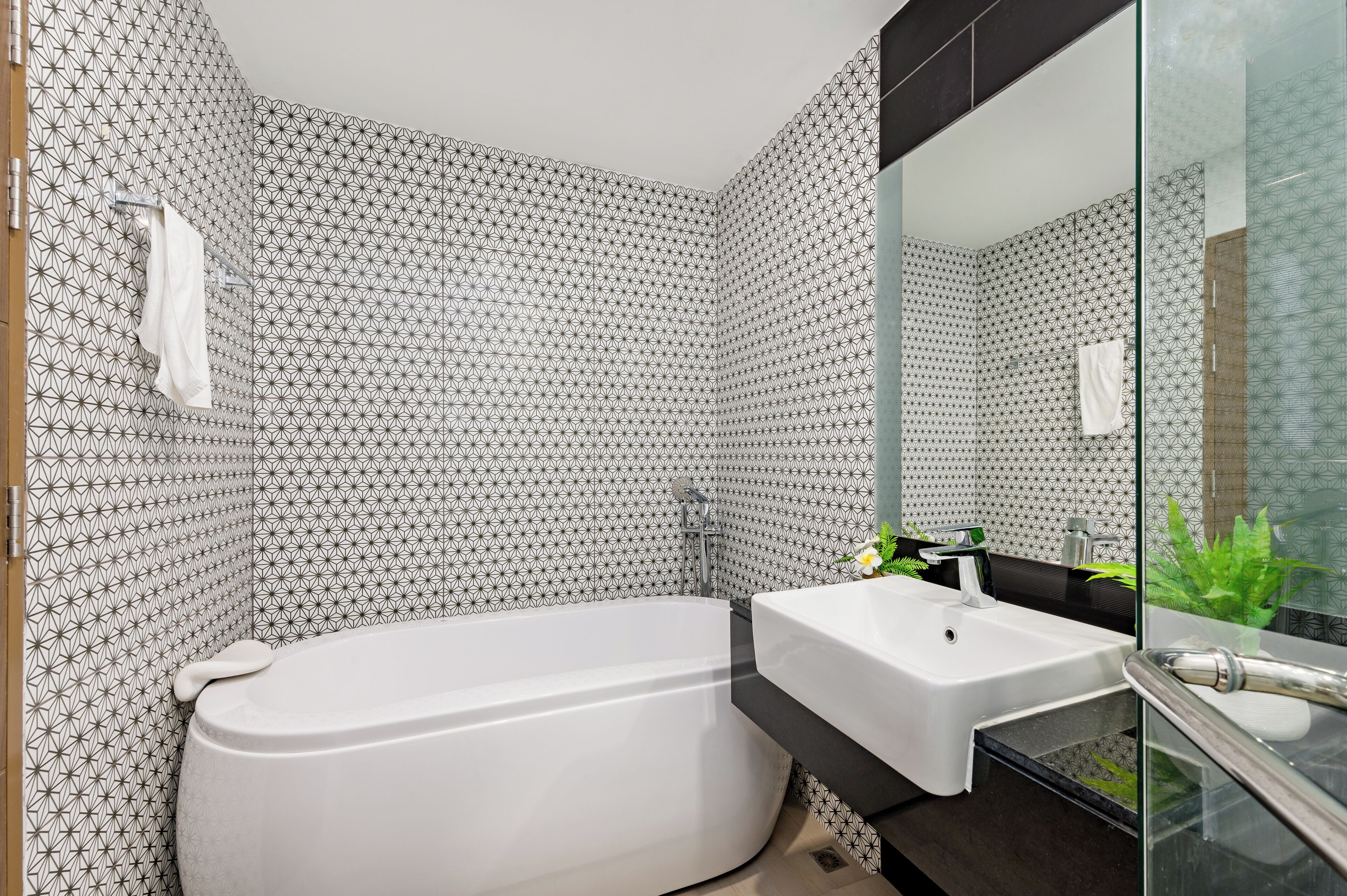 Family Suite, Pool View | Bathroom | Shower, rainfall showerhead, free toiletries, hair dryer