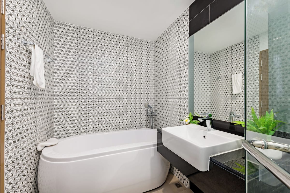 Family Suite, Pool View | Bathroom | Shower, rainfall showerhead, free toiletries, hair dryer