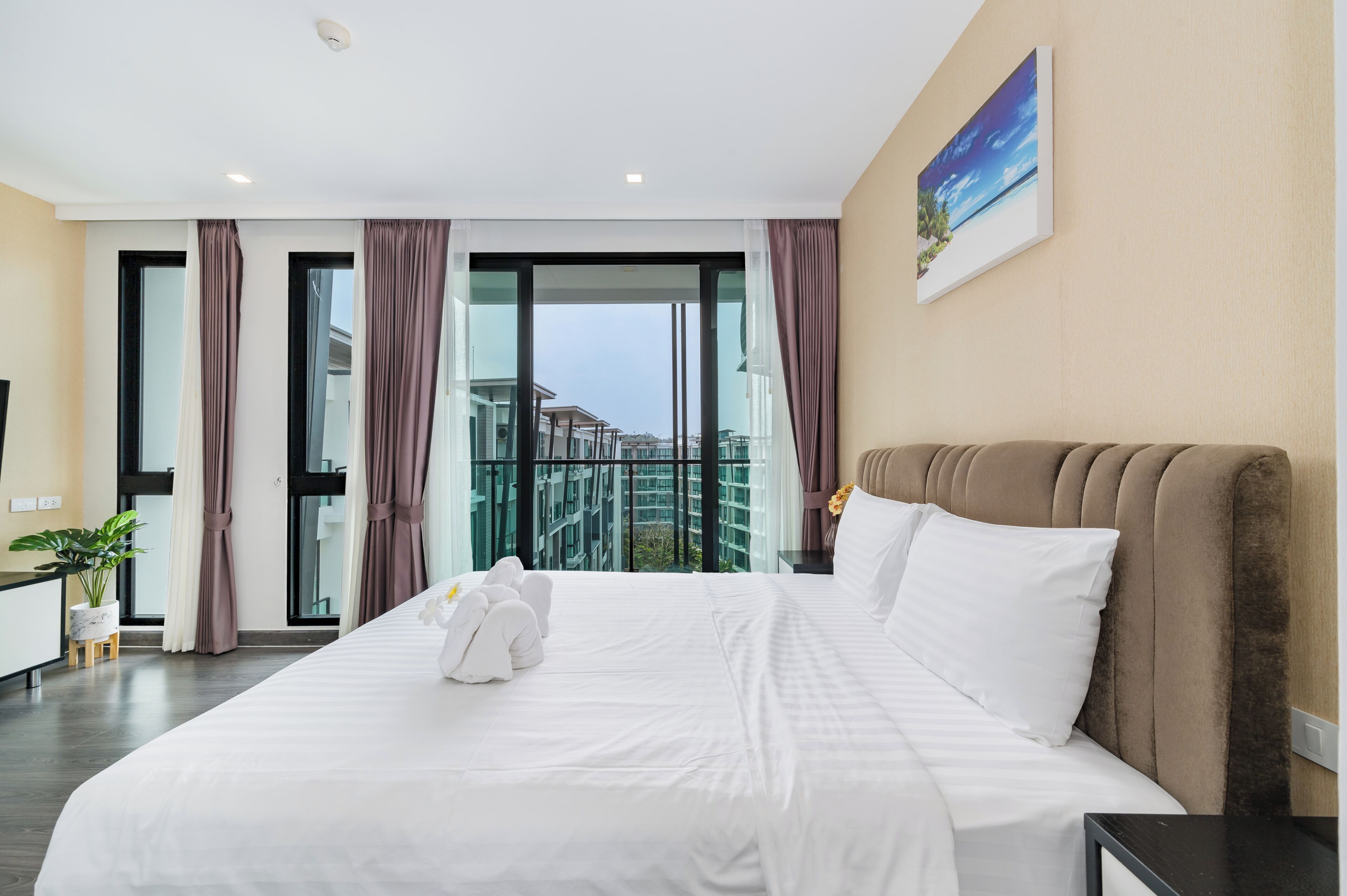 Rom, flere senger, bassengutsikt (Triple) | Minibarvarer (inkludert), safe på rommet og individuelt innredet