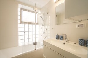 Combined shower/bathtub, hair dryer, towels, soap