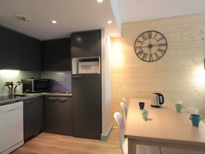 Een koelkast, een magnetron, een oven, een vaatwasser