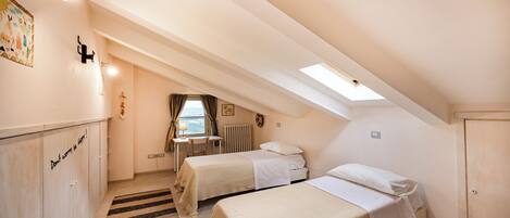 3 soverom, skrivebord for bærbar PC og reiseseng for barn