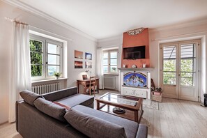 21-Zoll-Fernseher mit Digitalempfang, Kamin, Videospielkonsole