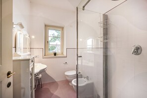 A bathroom with a toilet, sink, and shower. - Casabella With Garden (Monteleone d'Orvieto)
