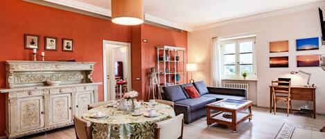 ทีวี 21 นิ้ว พร้อมช่องดิจิตอล, เตาผิง, เครื่องเล่นวิดีโอเกม