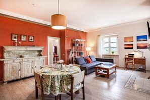 Télévision, cheminée, console de jeux vidéo, chaîne hi-fi