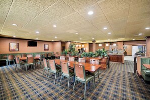 Café da manhã completo grátis todos os dias