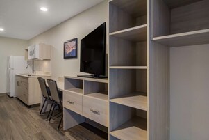 Escritorio, espacio para trabajar con laptop y cortinas blackout 