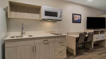 Escritorio, espacio para trabajar con laptop y cortinas blackout