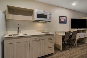Escritorio, espacio para trabajar con laptop y cortinas blackout 