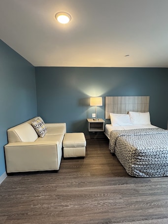 Queen Suite with Sofa Accessible | 1 bedroom, desk, laptop workspace, blackout drapes