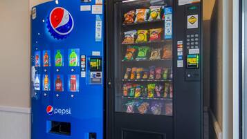 Máquina de vendas com o logotipo da Pepsi e variedade de bebidas.
