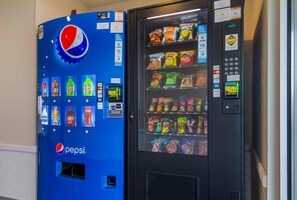 Máquina expendedora con logotipo de Pepsi y una variedad de bebidas.