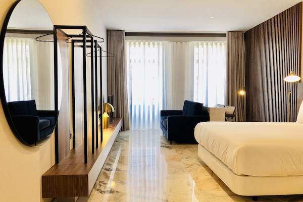 Studio | In-room safe, blackout drapes, iron/ironing board, free WiFi