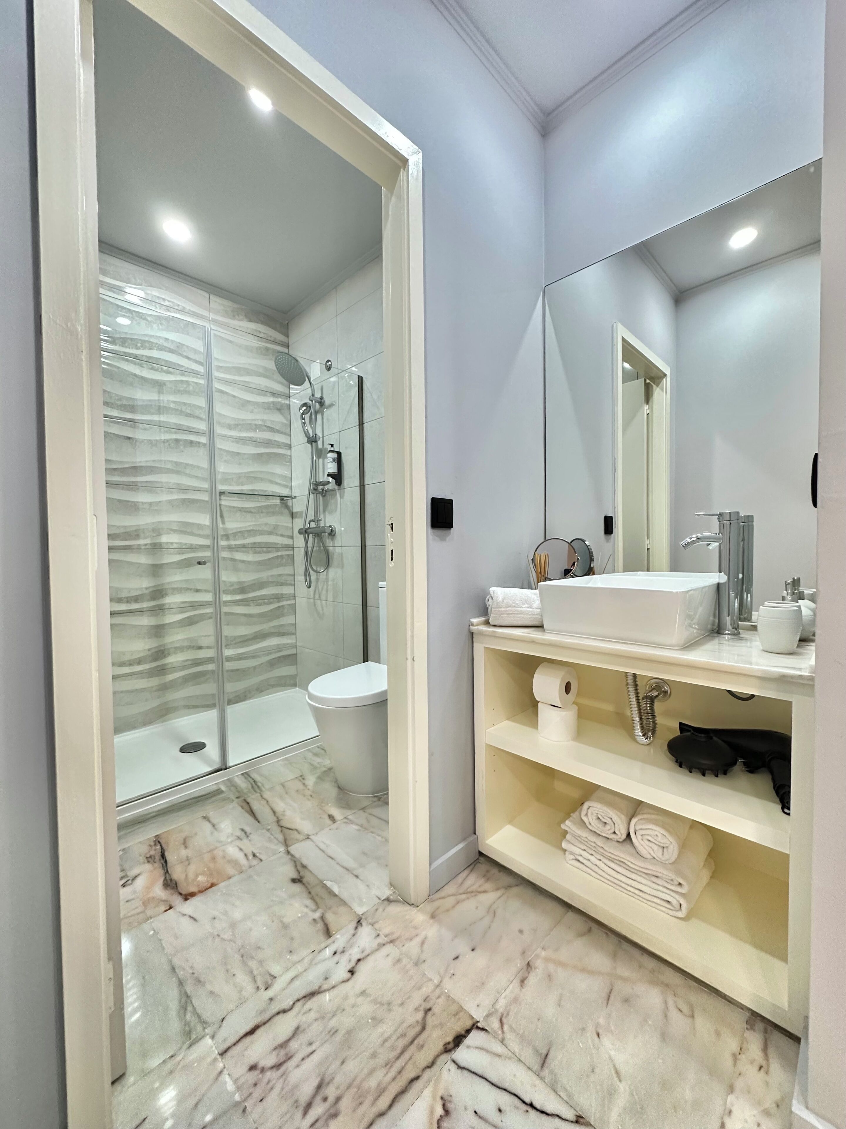 Studio | Salle de bain | Douche, douche cascade, séchoir à cheveux, serviettes fournies