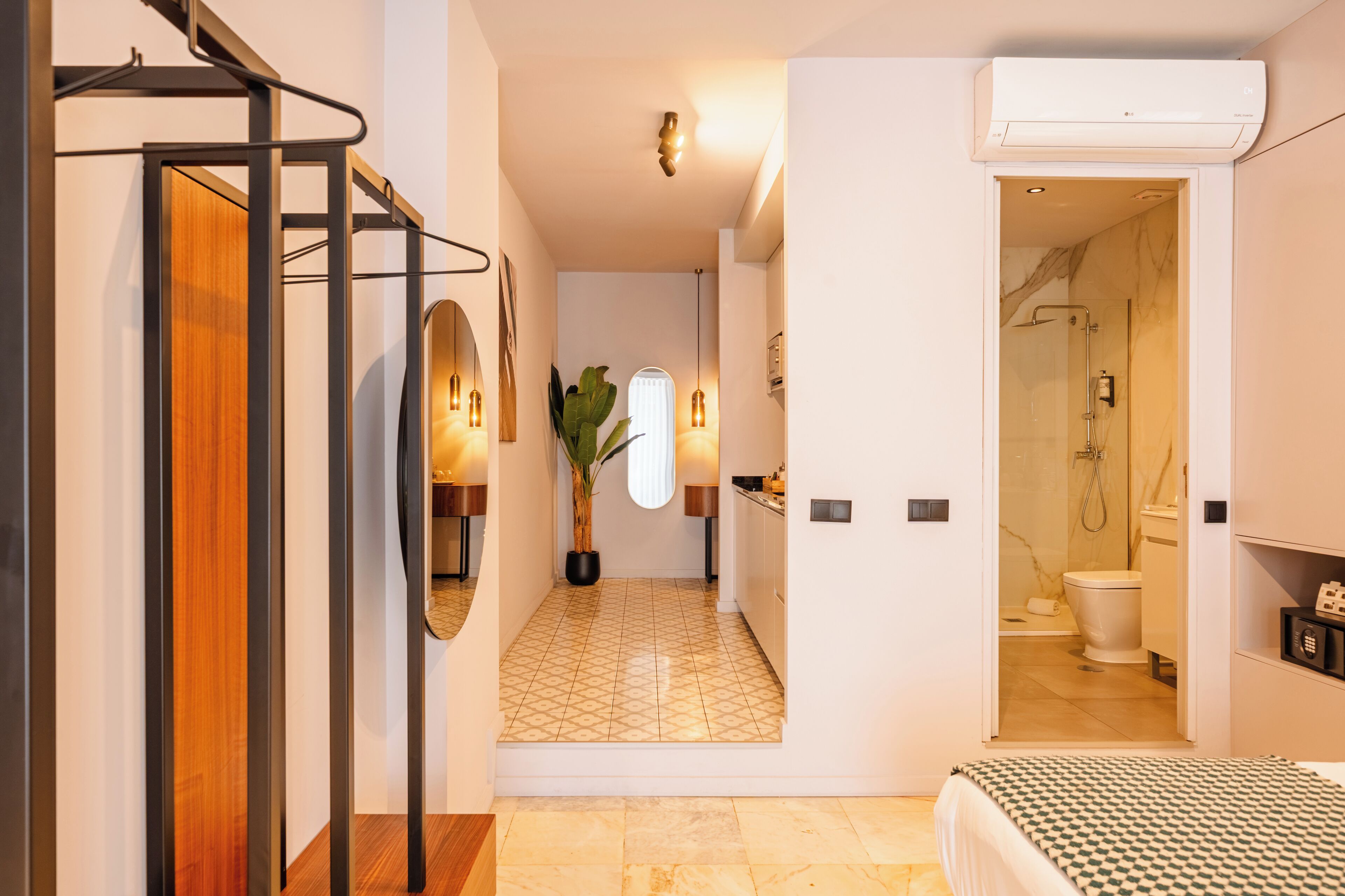 Une salle de bain moderne équipée d’une douche, de toilettes et d’un miroir.