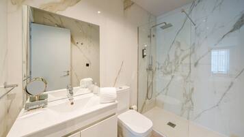 Studio | Bathroom | Shower, rainfall showerhead, hair dryer, towels