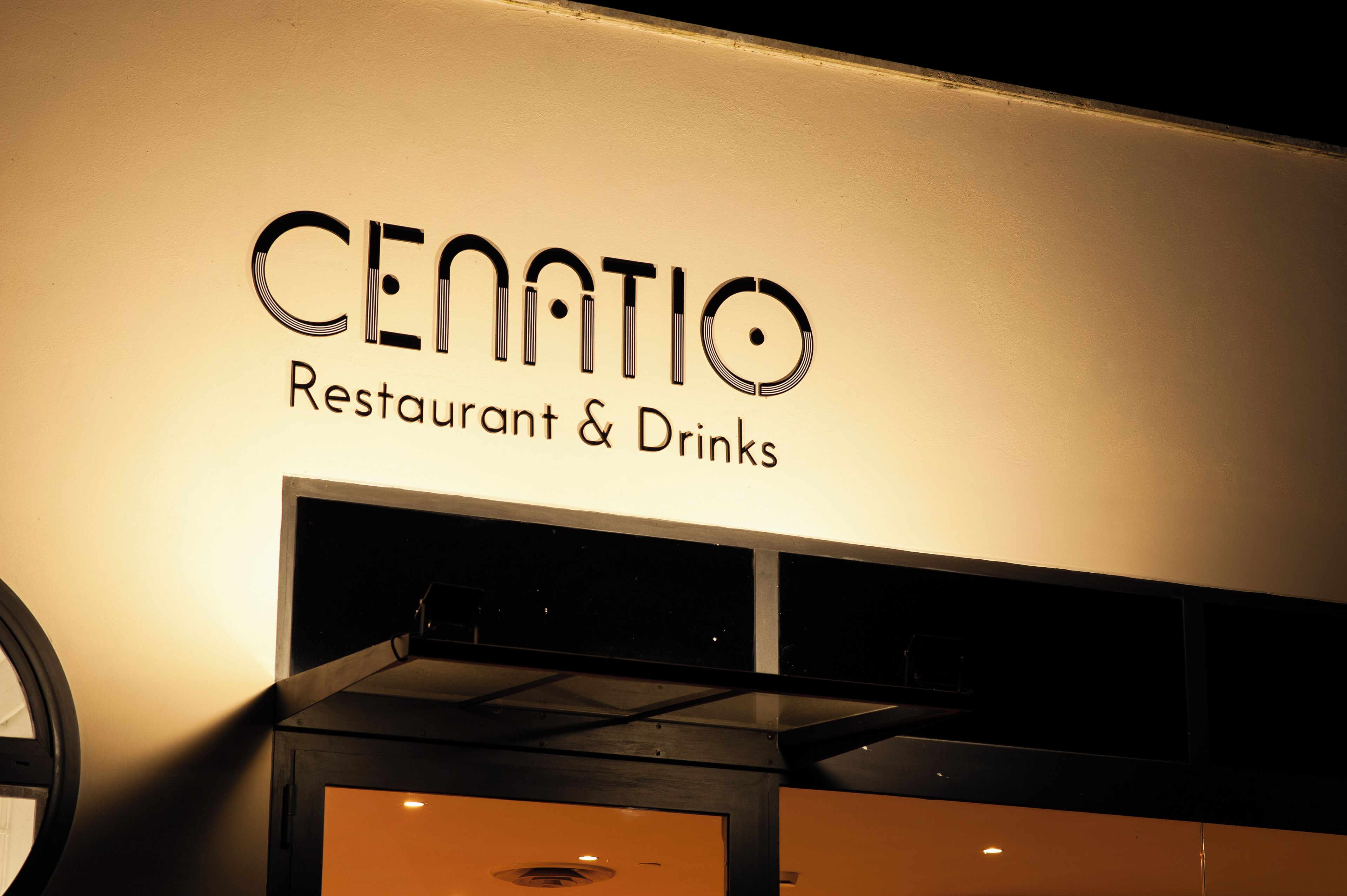 Une enseigne pour le restaurant-bar « CENATIO ».