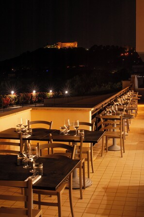 Outdoor dining - HA HOTEL (Bracciano)