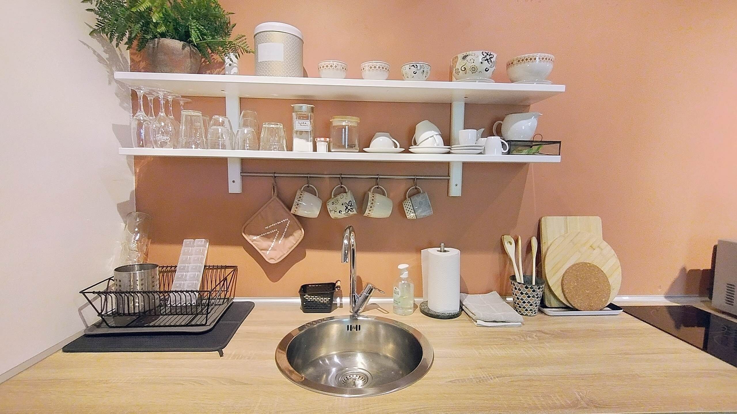 Réfrigérateur, micro-ondes, cafetière/bouilloire, grille-pain