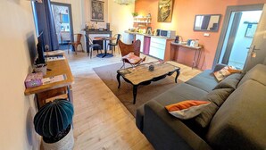 A cozy living area with a sofa, coffee table, and chairs. There's a kitchen area with a microwave and a dining table. - Comfortable 50 m2 apartment in Marssac sur Tarn, between Gaillac and Albi (Marssac-sur-Tarn)
