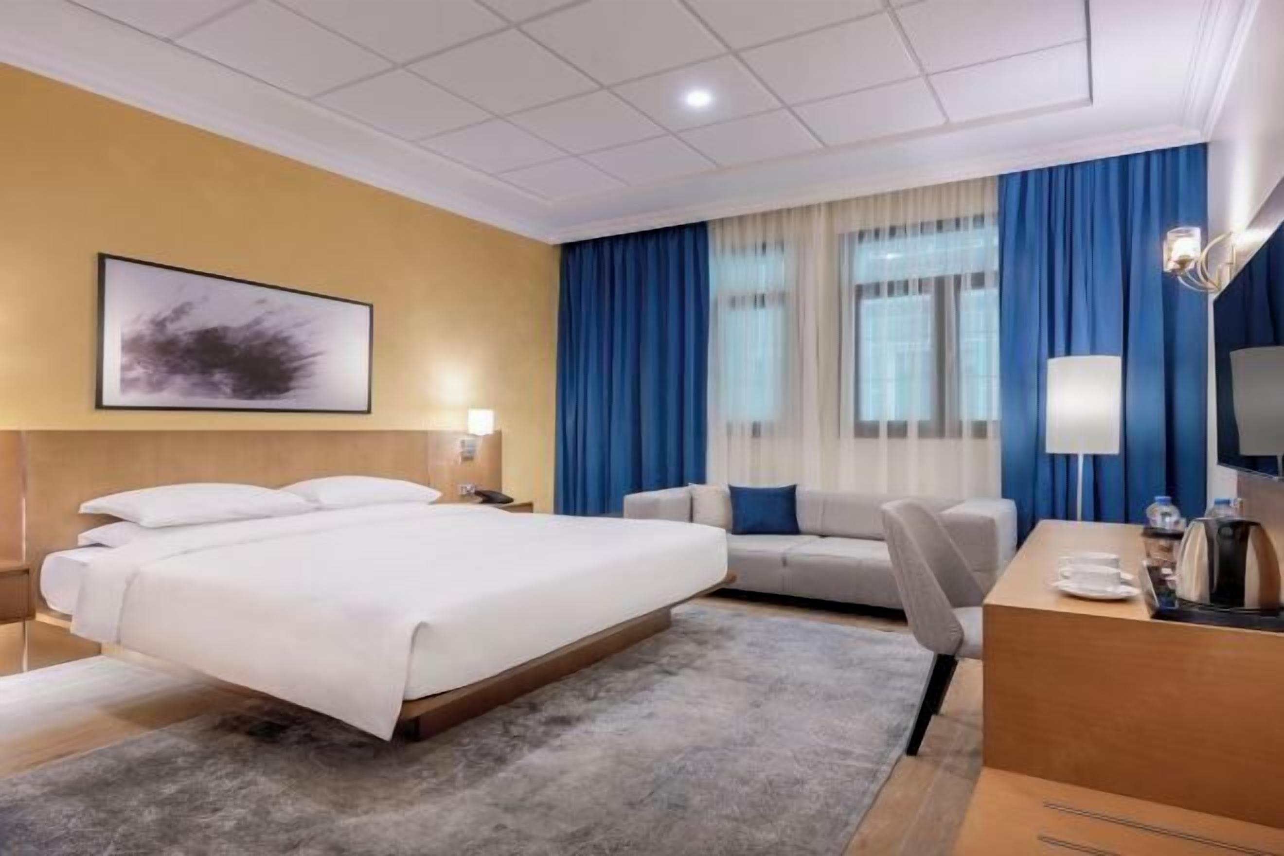 Zimmersafe, Verdunkelungsvorhänge, Bügeleisen/Bügelbrett