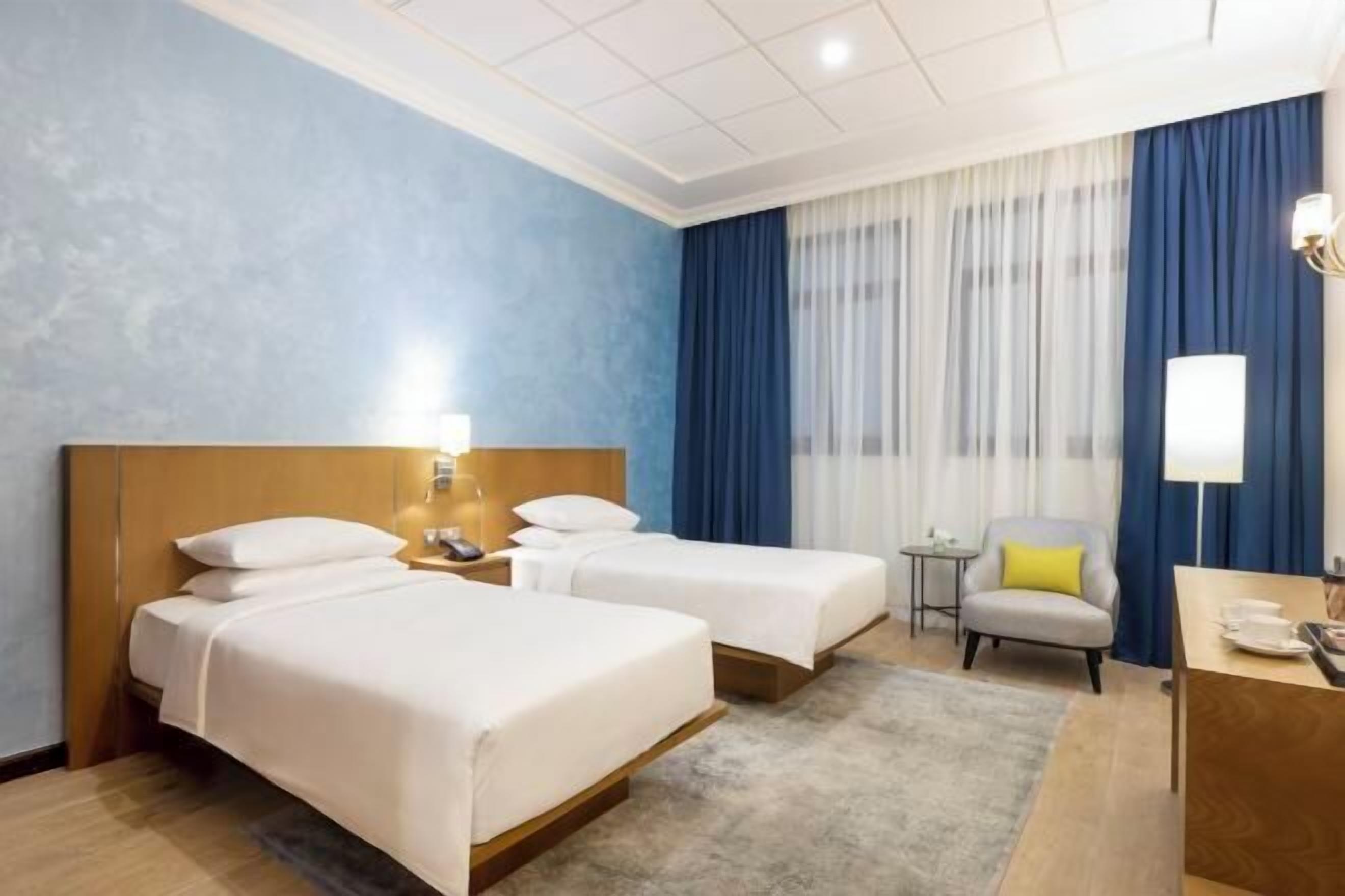 Zimmersafe, Verdunkelungsvorhänge, Bügeleisen/Bügelbrett