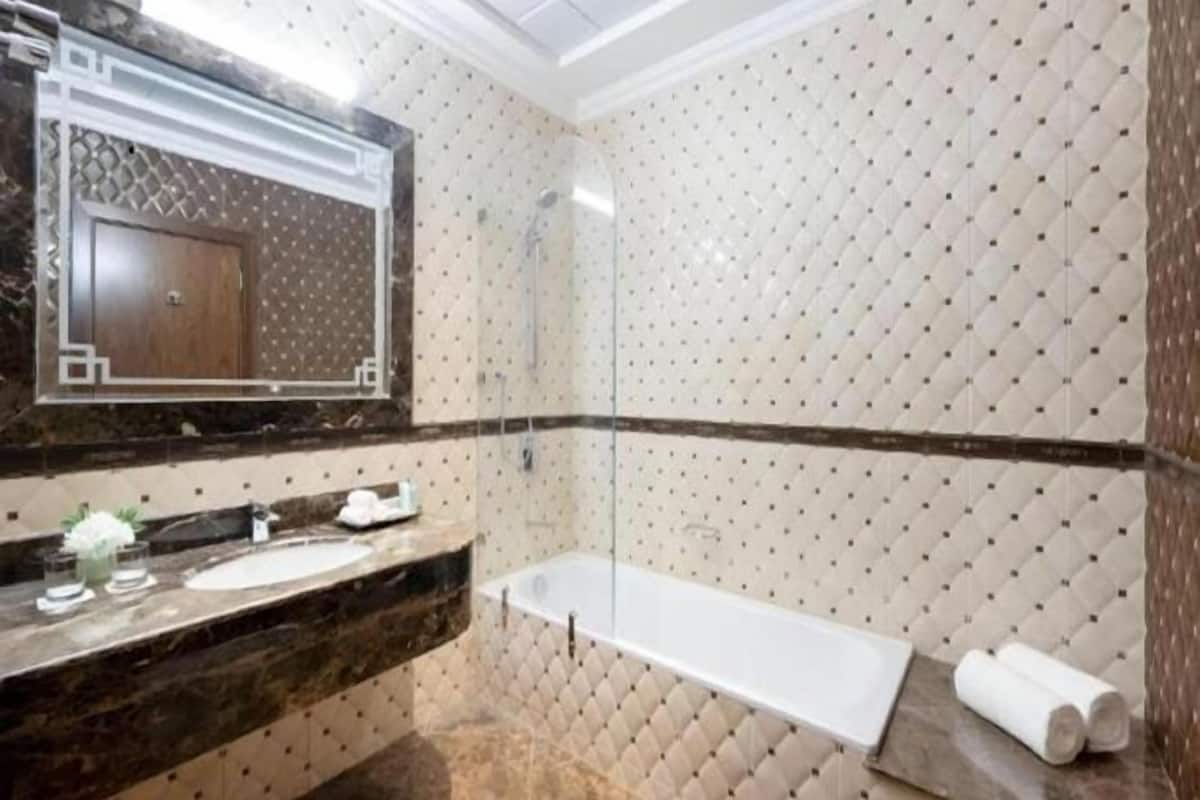 Bathroom | Combined shower/bathtub, free toiletries, hair dryer, slippers