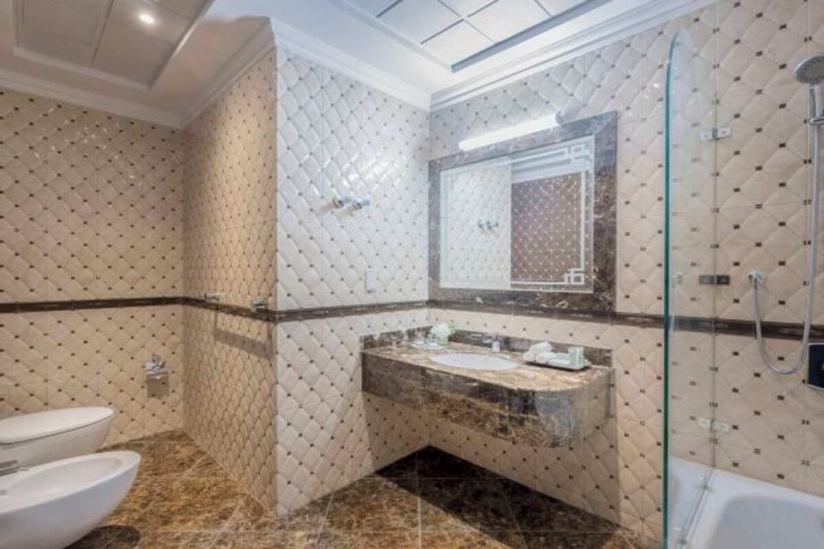 Combined shower/tub, free toiletries, hair dryer, slippers