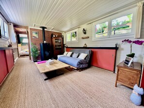 TV, fireplace, books, music library - Péniche Dondon - Cocooning cottage on the Canal du Midi (Avignonet-Lauragais)