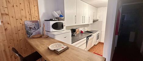 Réfrigérateur, micro-ondes, lave-vaisselle