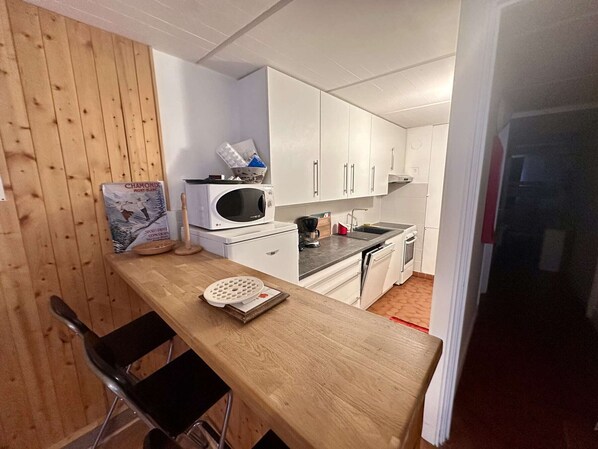 Køleskab, mikrobølgeovn, opvaskemaskine