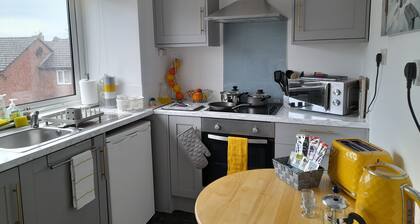 Whole Apartment With Balcony, Breakfast & Parking