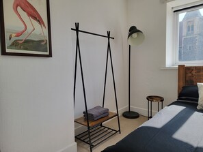 2 habitaciones, escritorio, tabla de planchar con plancha y wifi gratis 