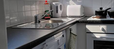 Kühlschrank, Ofen, Wasserkocher, Toaster