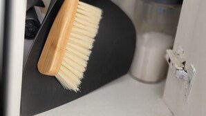 A wooden brush with a tag, a black surface, and a plastic container in a room. - NEW! Rustic Loft Escape Bournemouth (5mins to Beach, Uni, Bars, Shops) Park FREE (Bournemouth)
