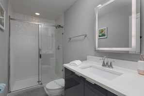 Badewanne, Haartrockner, Handtücher, Toilettenpapier