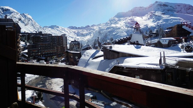 A snow-covered mountain town with buildings and a ski lift. - Cozy 2-room apartment in Avoriaz for 4 people (Avoriaz)