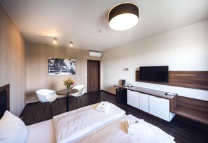 Desk, laptop workspace, free WiFi, bed sheets - Penzion v jizdarne (Olomouc)