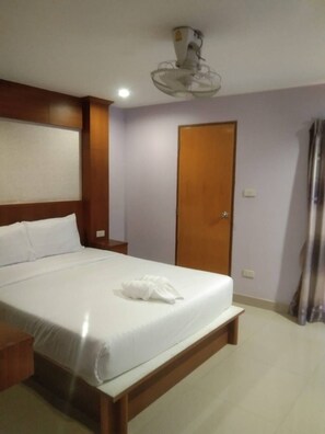 Standard Room | In-room safe, desk, laptop workspace, free WiFi - Lucky Inn Residency (Pattaya)