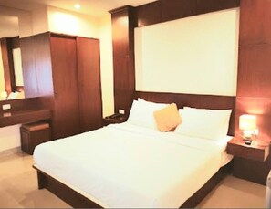 Caja de seguridad en la habitación y escritorio 