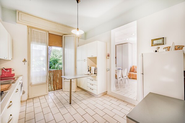 Kühlschrank, Ofen, Herdplatte, Wasserkocher mit Kaffee-/Teezubehör