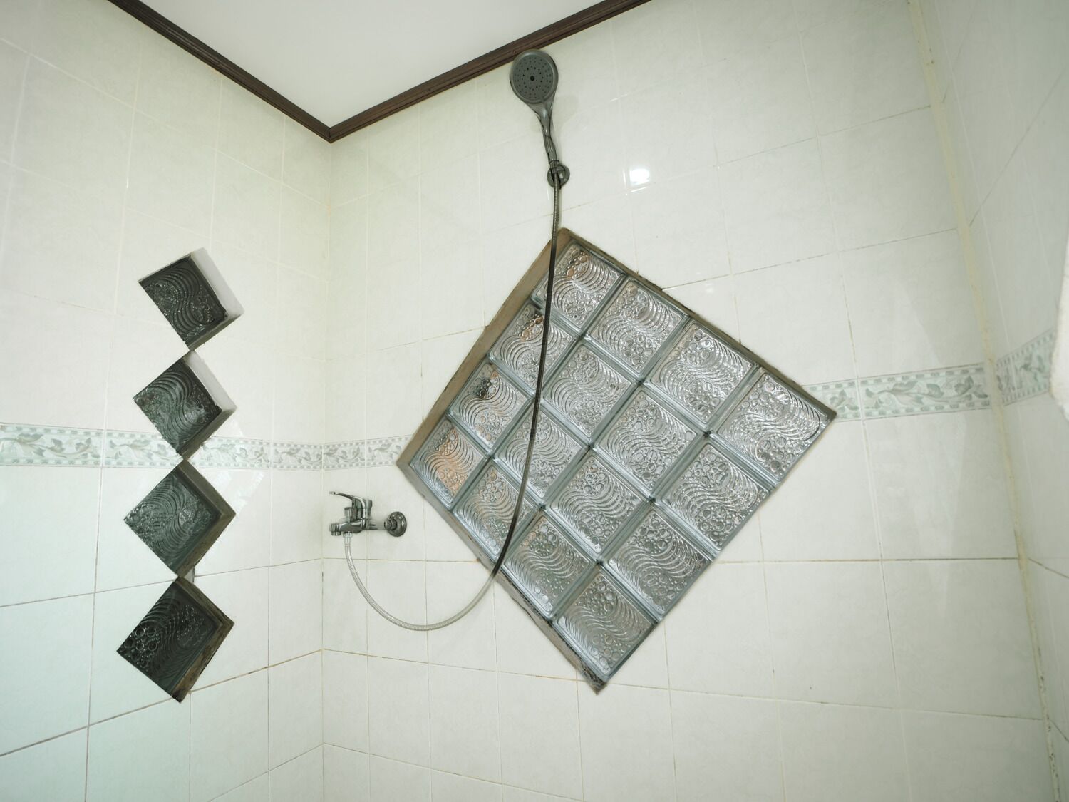 Chambre Standard | Salle de bain | Douche, douche hydromassante, serviettes fournies