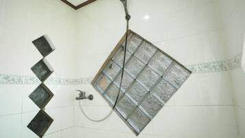 Chambre Standard | Salle de bain | Douche, douche hydromassante, serviettes fournies