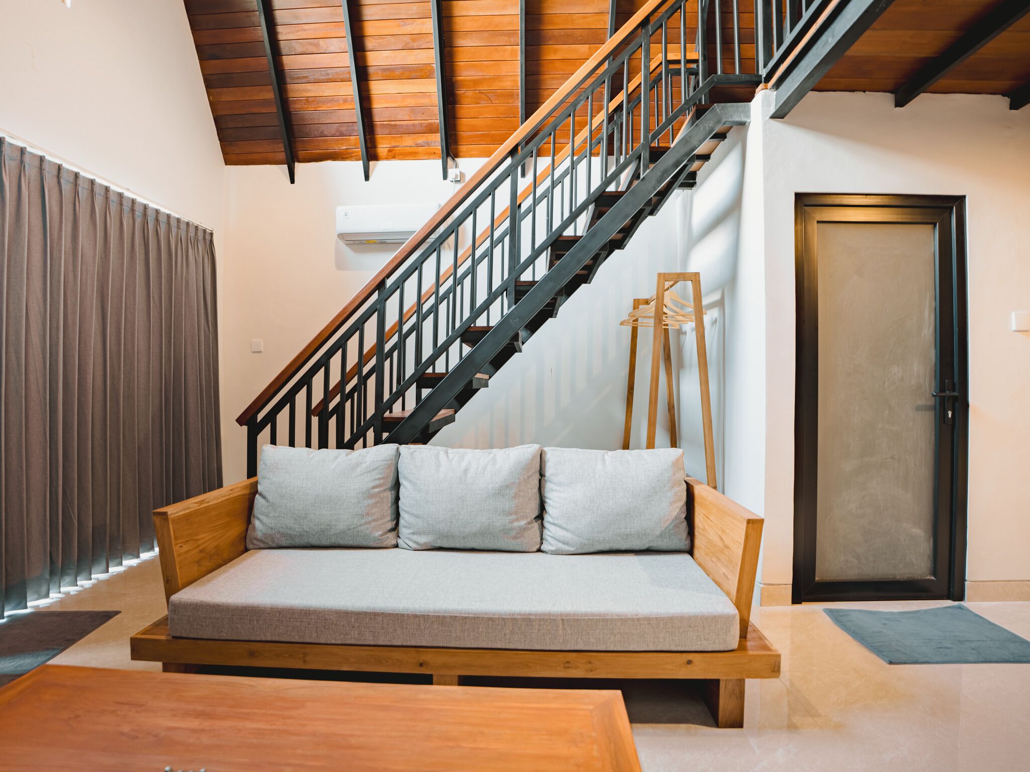 Habitación Deluxe | Zona de estar | Televisión LED de 32 pulgadas con canales por cable, una televisión