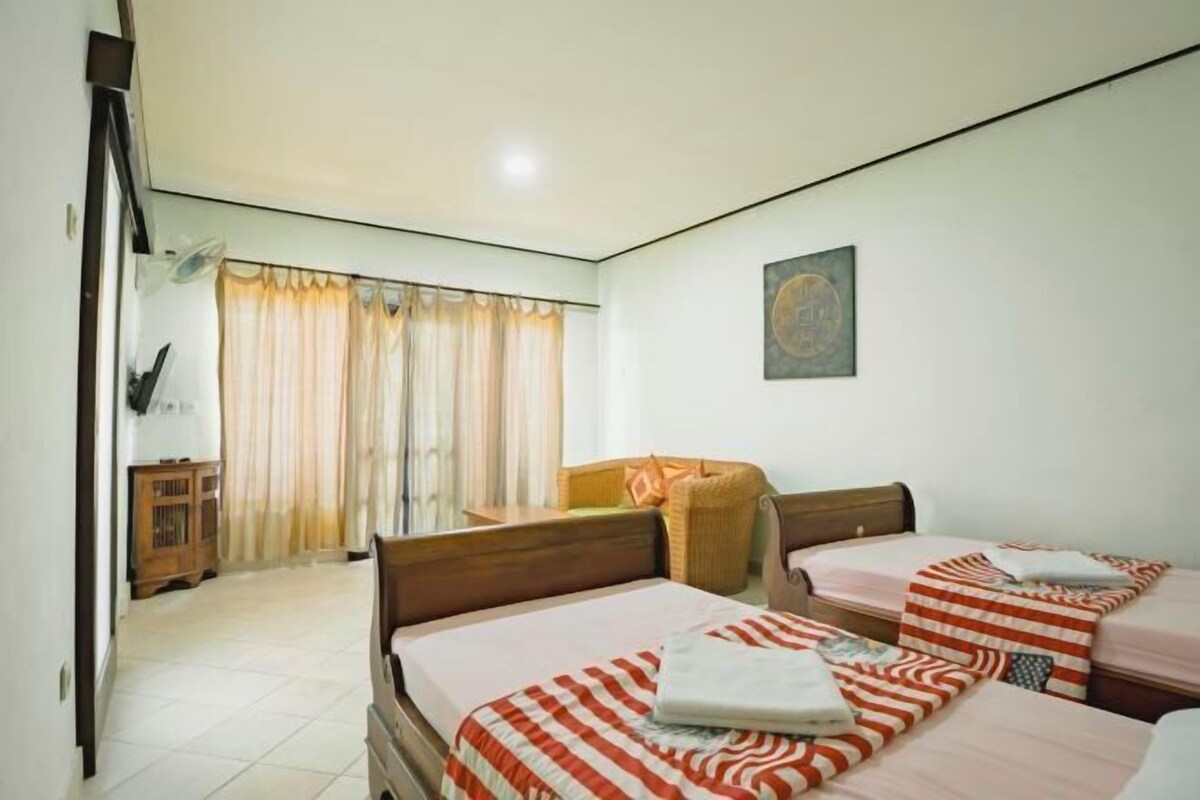 Desk, free WiFi, bed sheets